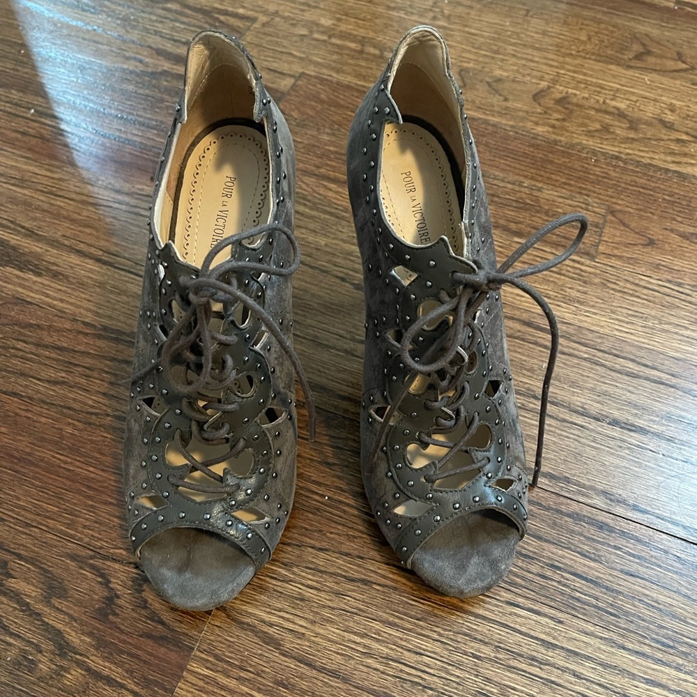 Pour La Victoire open toe booties size 8 Army Green
